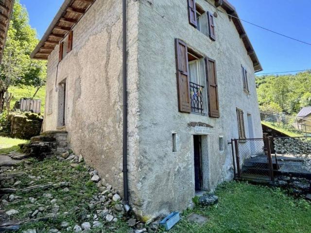 Rustico in vendita a Schignano, Lombardia