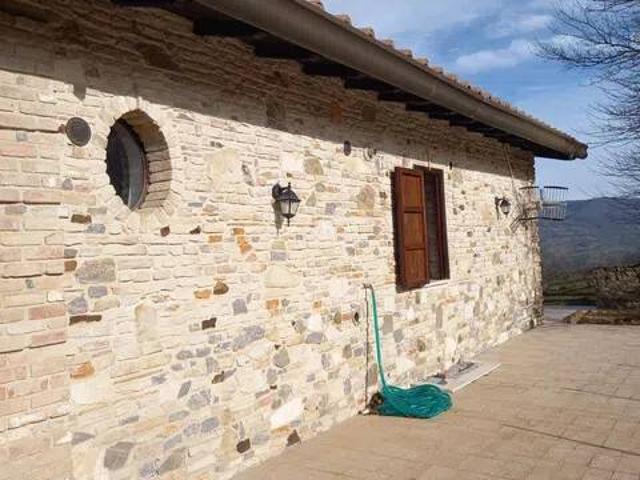 Rustico in vendita a Catabbio, Semproniano