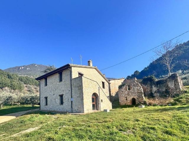 Rustico in vendita a Spello, Umbria