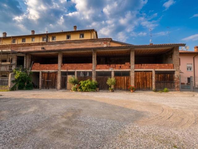 Rustico in vendita a Stezzano, Lombardia