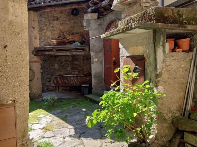 Rustico in vendita a Brisino, Piemonte
