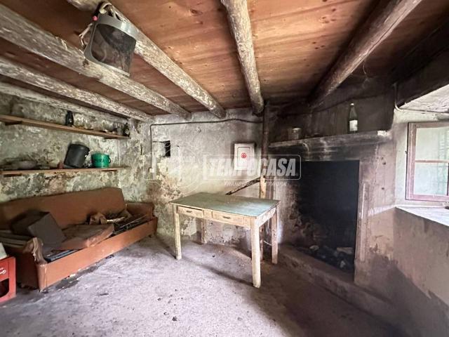 Rustico in vendita a Tavernola Bergamasca, Lombardia