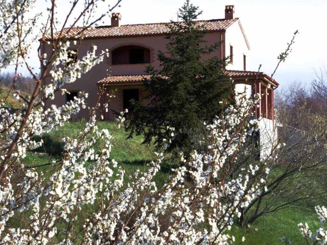 Rustico in vendita a Paterno, Marche