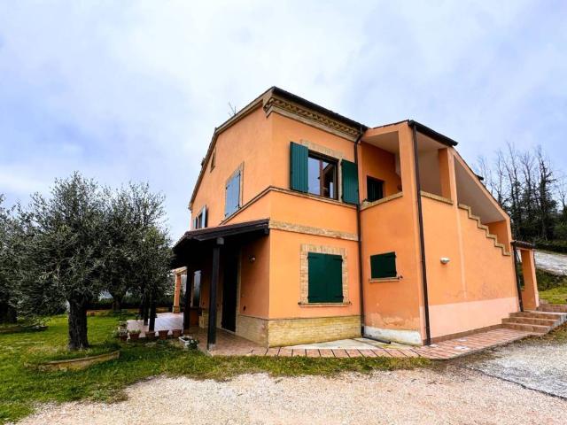 Rustico in vendita a Paterno, Marche