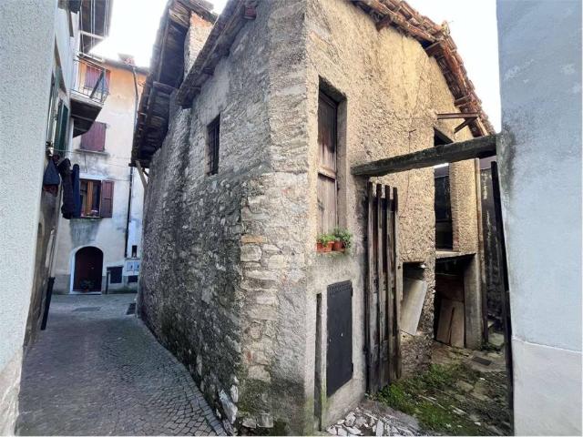 Rustico in vendita a Torno, Lombardia