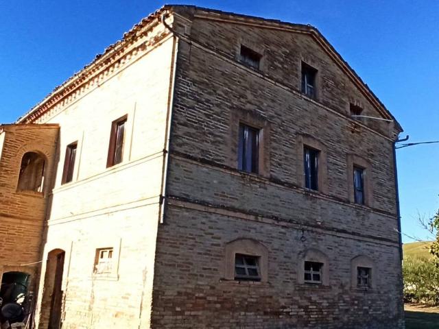 Rustico in vendita a Contrada Chiaravalle, Marche