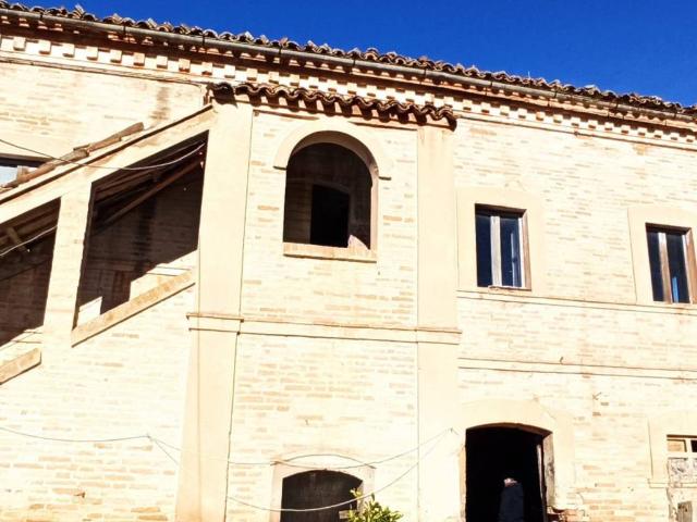 Rustico in vendita a Contrada Chiaravalle, Marche