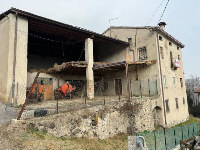 Rustico in vendita a Trissino, Veneto