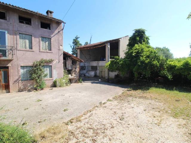 Rustico in vendita a Trissino, Veneto