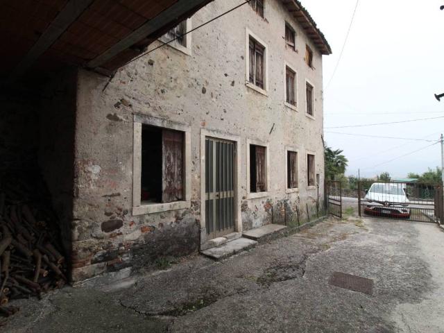 Rustico in vendita a Trissino, Veneto