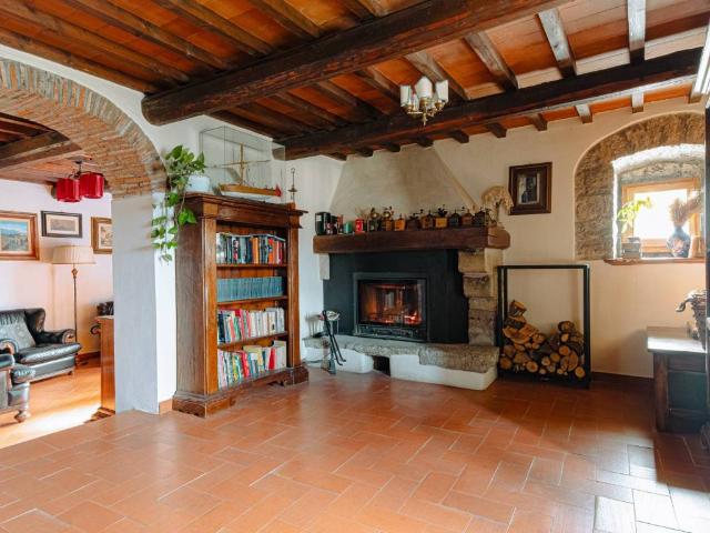 Rustico in vendita a Vaiano, Toscana