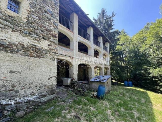 Rustico in vendita a Val di Chy, Piemonte