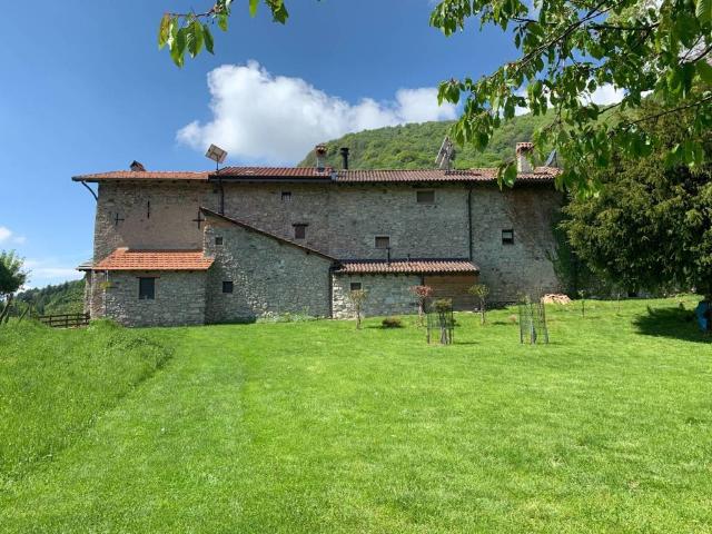 Rustico in vendita a Valbrona, Lombardia