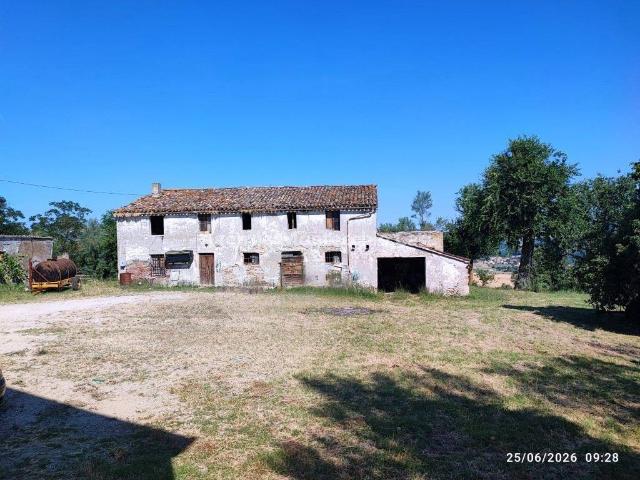 Rustico in vendita a Vallefoglia, Marche