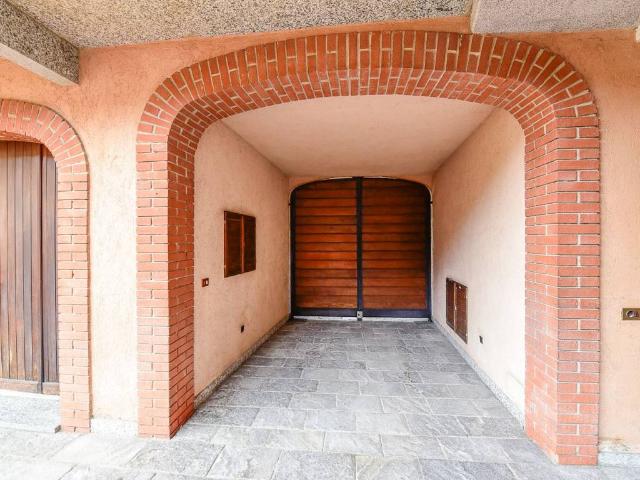 Rustico in vendita a Valmorea, Lombardia