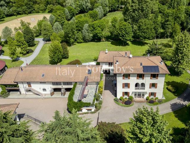 Rustico in vendita a Valmorea, Lombardia