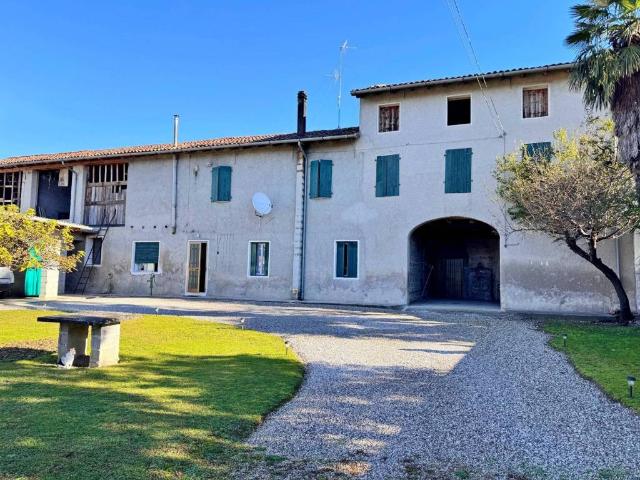Rustico in vendita a Valvasone, Friuli-Venezia Giulia