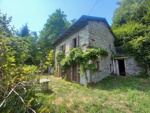 Rustico in vendita a Zelbio, Lombardia
