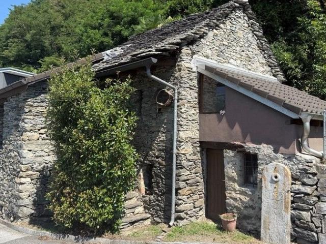 Haus kaufen in Gordola, Tessin