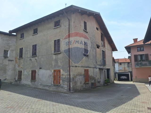 Rustico in vendita a Bregnano, Lombardia