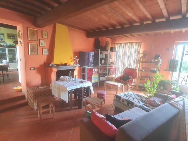 Rustico in vendita a Parezzana, Capannori