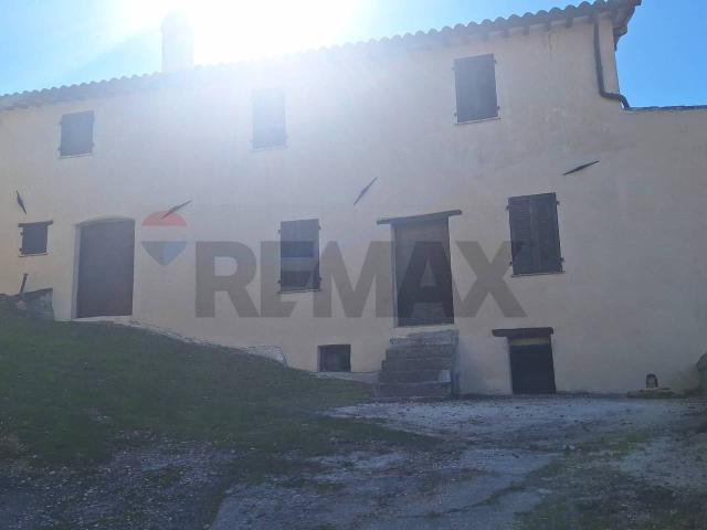 Rustico in vendita a Foligno, Umbria