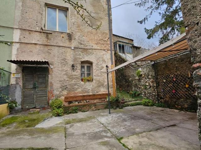 Rustico in vendita a Medio Ponente, Serra Riccò