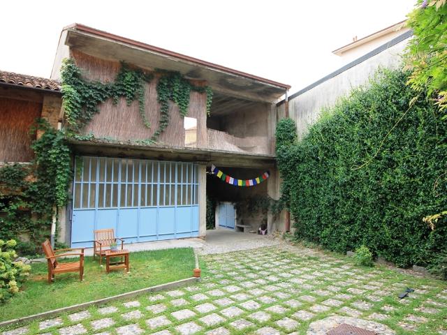 Rustico in vendita a Inverigo, Lombardia