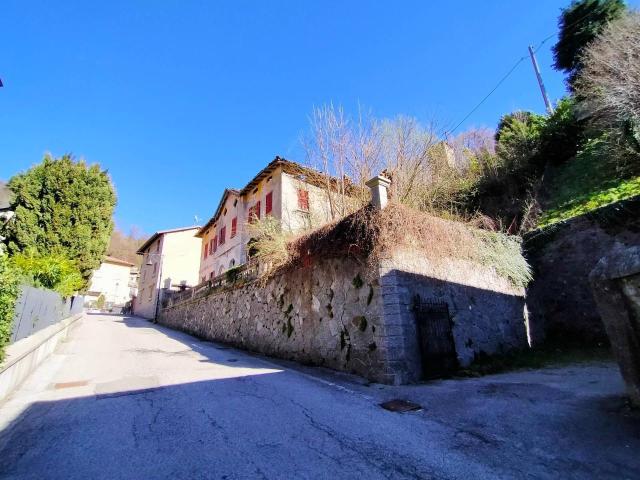 Villa Indipendente in vendita a Lasnigo, Lombardia