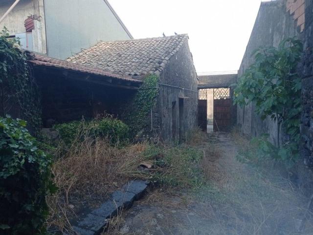 Rustico in vendita a Nicolosi, Sicilia