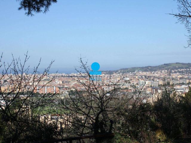 Rustico in vendita a Villa Fastiggi, Marche