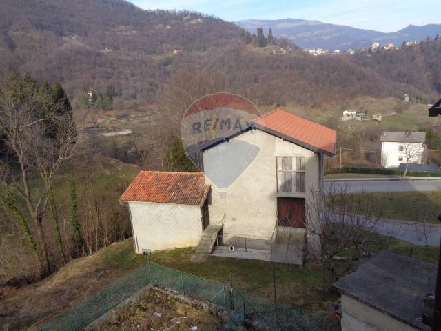 Rustico in vendita a Sant'omobono Imagna, Lombardia