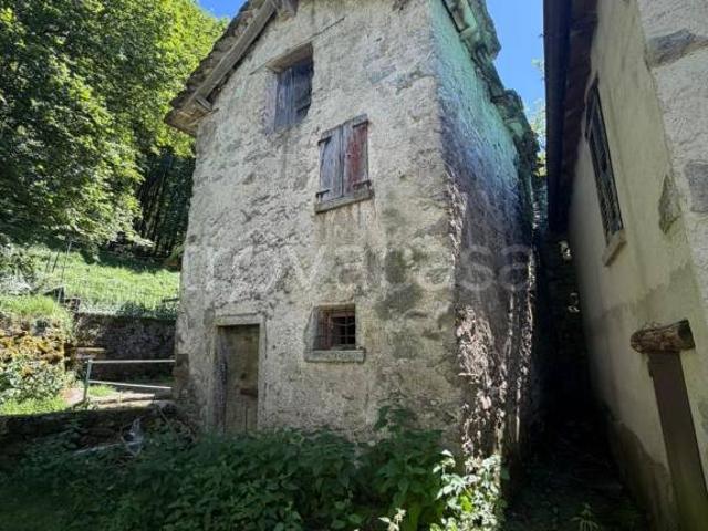 Rustico in vendita a Schignano, Lombardia