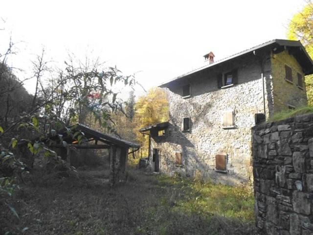 Rustico in vendita a Caprino Bergamasco, Lombardia