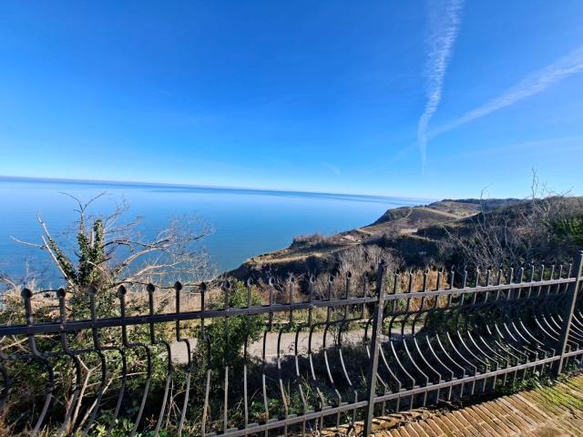 Rustico in vendita a Baia Flaminia, Marche