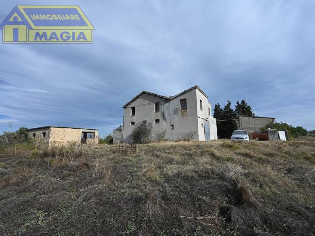 Rustico in vendita a Unione dei Comuni della Val Vibrata, Ancarano