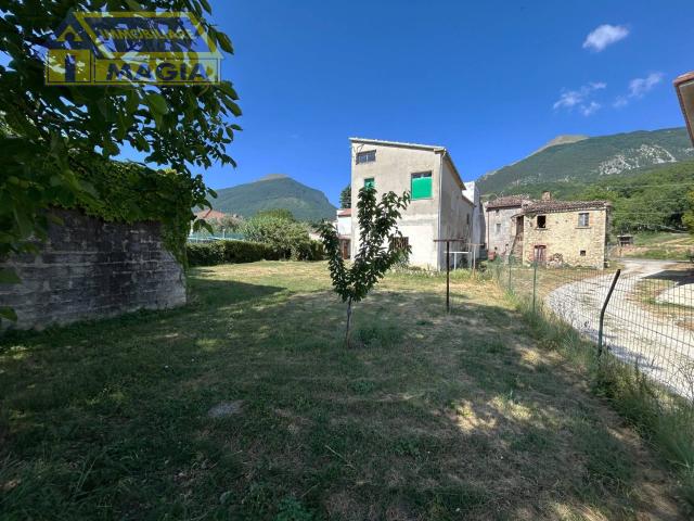 Rustico in vendita a Unione dei Comuni della Val Vibrata, Civitella Del Tronto