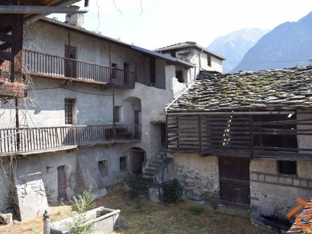 Rustico in vendita a Challand Saint Anselme, Aosta
