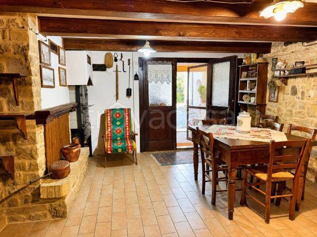 Rustico in vendita a Piano di Sotto, Sarnano