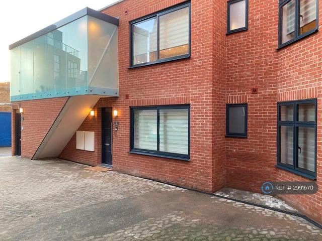 Apartment for rent in London Borough of Merton, Collier's Wood