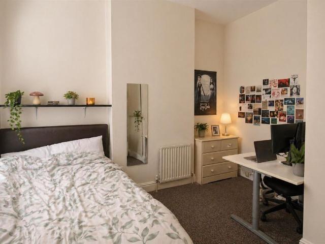 Room for rent in Falcon Lodge, Wales