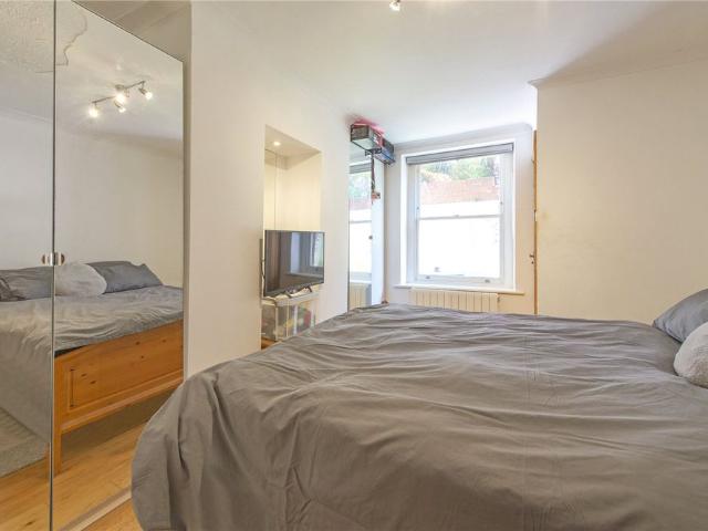 Apartment for rent in Queen's Park, Greater London