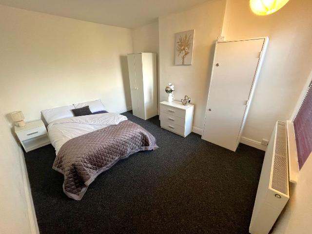 Room for rent in Berry Hill, Potters Corner