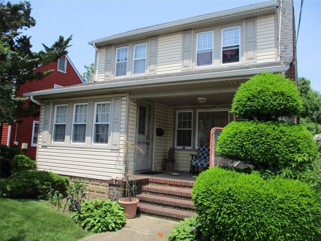 House for sale in East Rockaway