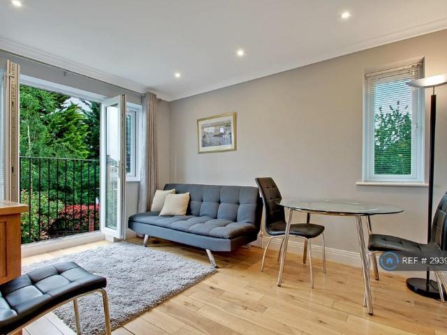 Apartment for rent in Northwood, Greater London