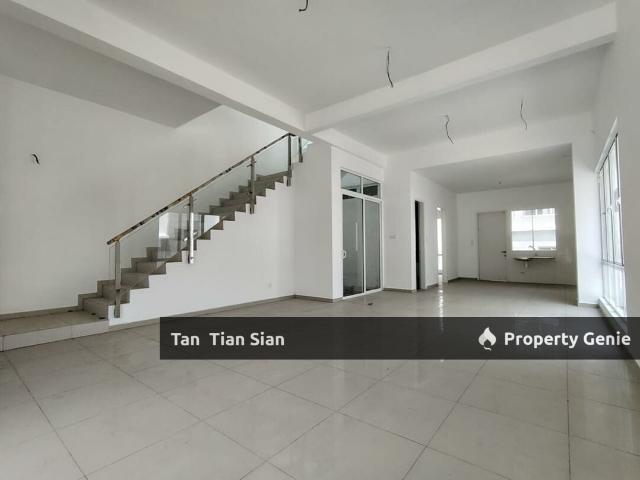 Terraced House for sale in Malaka