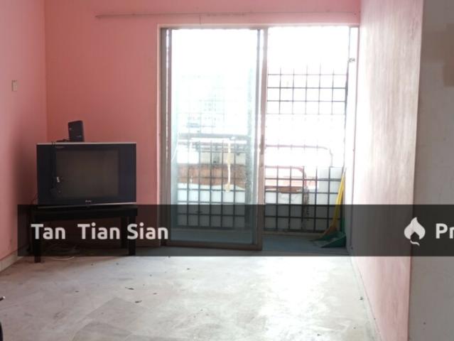 Flat for sale in Malaka
