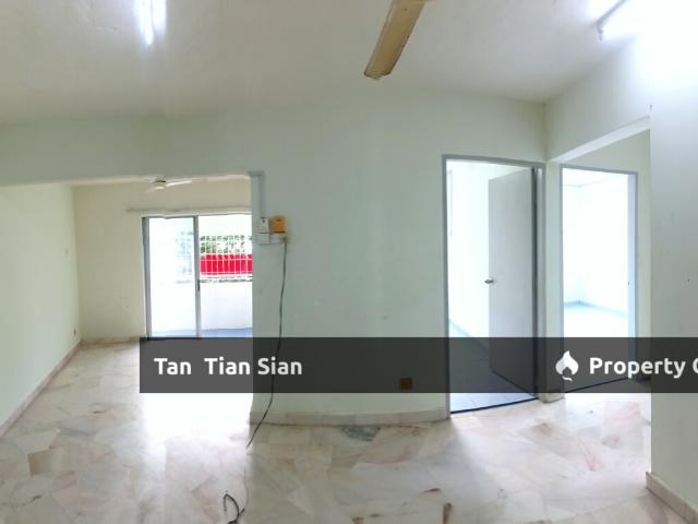 Flat for sale in Malaka