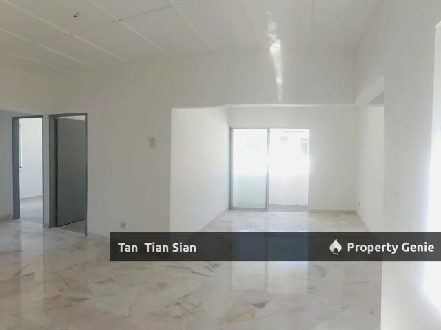 Flat for sale in Malaka