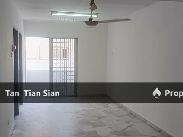 Flat for sale in Malaka